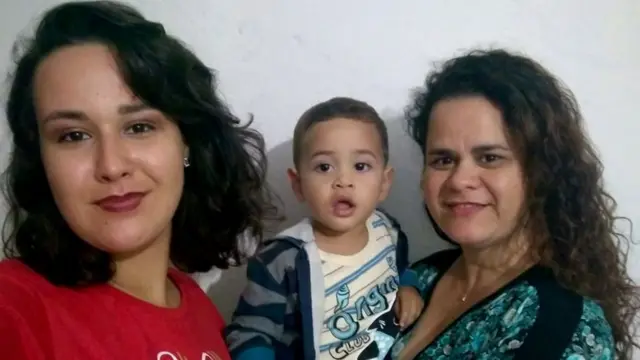 Kamilly junto com a mãe e o irmão