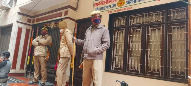 पुष्पराज जैन के घर बाहर रेड के दौरान इकट्ठा हुई पुलिस