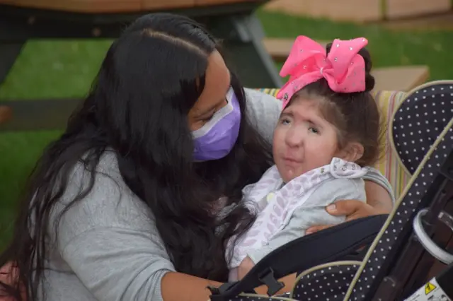 Katherine Rivera ficou 145 dias sem poder ver a filha Maria, de quatro anos e meio, devido à proibição a visitas hospitalares por causa da covid-19