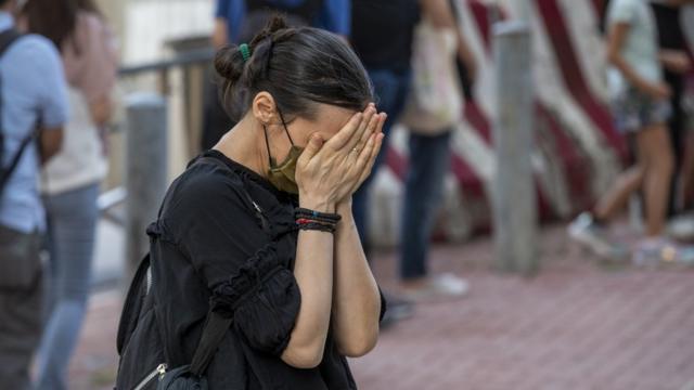 英国驻香港总领事馆外一位女士掩面哭泣（9/9/2022）