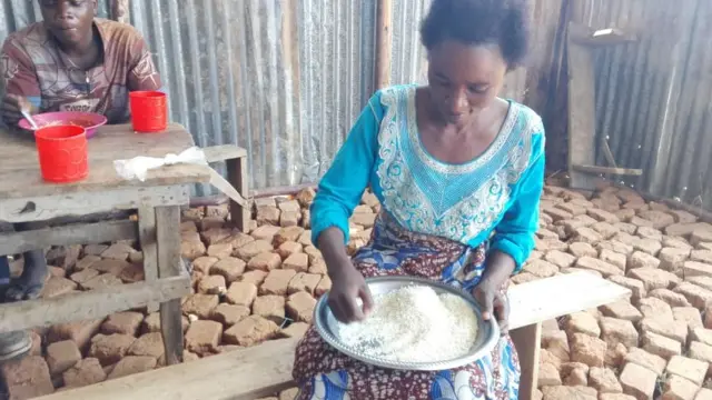Médiatrice yaratanze akazi, aho afise abamufasha nk'uno mugore ariko atora umuceri