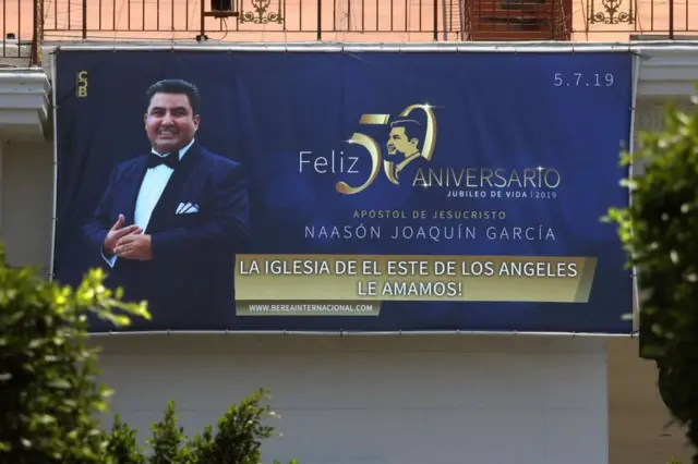 Cartel con la foto de Naasón Joaquín García en el templo principal de La Luz del Mundo en Los Ángeles.