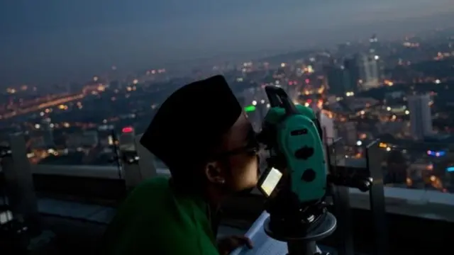 Wengine huutafiuta mwezi huo kwa darubini