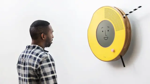 Radio en la pared con un hombre joven enfrente de él