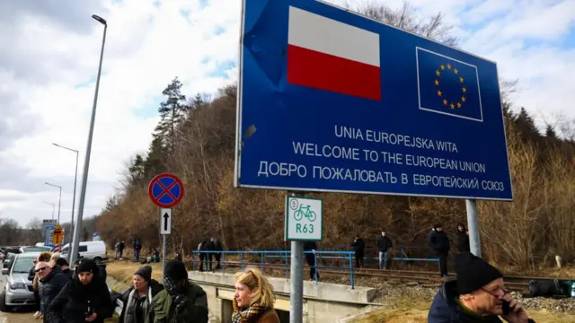 ইউক্রেন ও পোল্যান্ড সীমান্তের একটি চেকপোস্টের সামনে