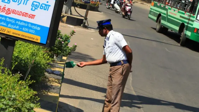 ஒரே நாளில் திருச்சியை வண்ணமயமாக்கி ஜெலிக்க செய்த இளைஞர்கள்