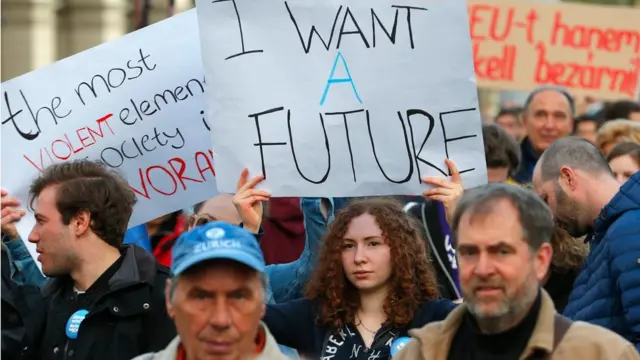 Dövizler taşıyan göstericiler