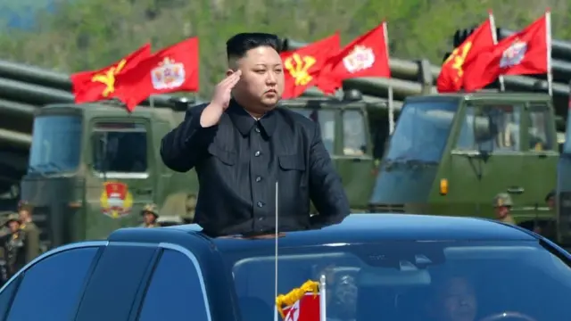 خبرگزاری رسمی کره شمالی این عکس از سلام نظامی کیم جونگ‌اون را روز چهارشنبه منتشر کرده است.