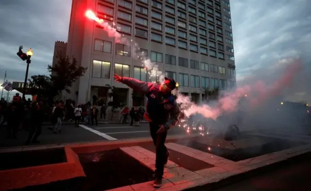 कनाडा, क्युबेक में जी7 देशों के सम्मेलन के बाहर प्रदर्शनकारी