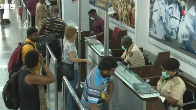 Awọn eeyan to n yẹ ara wọn wo ni papakọ ofurufu