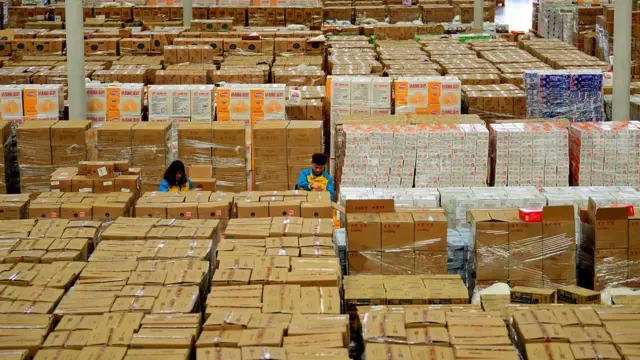 สินค้ามหาศาล รอเตรียมส่งถึงมือลูกค้าในจีนและต่างประเทศ