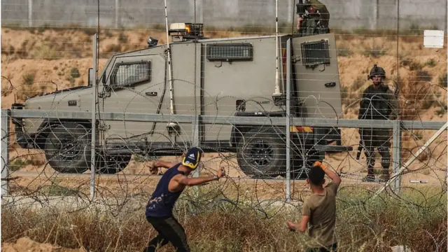 ফিলিস্তিনি বিক্ষোভকারীরা ইসরায়েলি নিরাপত্তা বাহিনীর উপর ইট পাটকেল ছোড়ে