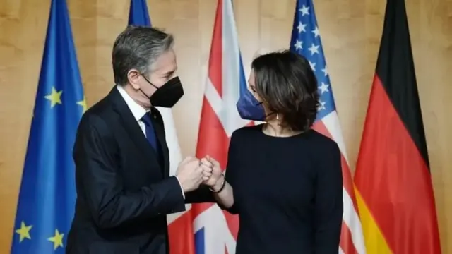 जर्मनीच्या परराष्ट्र मंत्री अॅनालेना बेयरबॉक यांच्यासोबत अमेरिकेचे परराष्ट्र मंत्री अँटनी ब्लिंकन