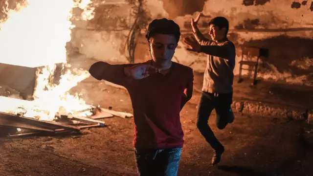 Навруз в Азербайджане: молодежь прыгает через костер