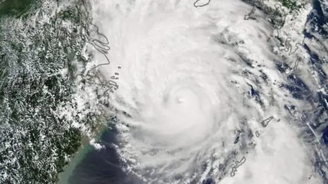 टायफून वादळ