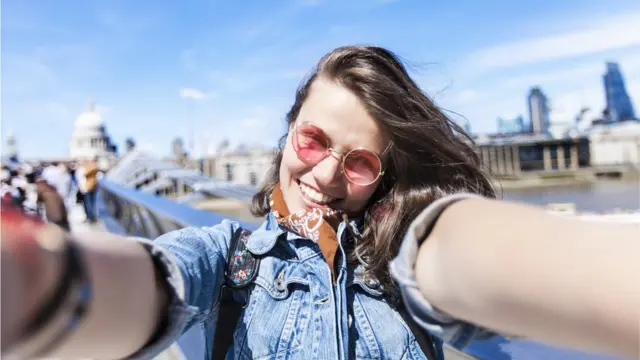 Joven haciéndose un selfie