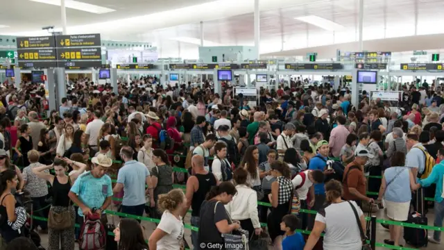 길게 늘어선 체크인 줄을 기다리거나, 시차에 맞춰 잠을 자려다 보면 끼니를 프레첼과 같은 주전부리로 때우는 일이 다반사다.