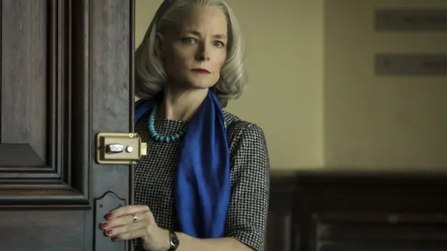 Jodie Foster sebagai Nancy Hollander dalam The Mauritanian.