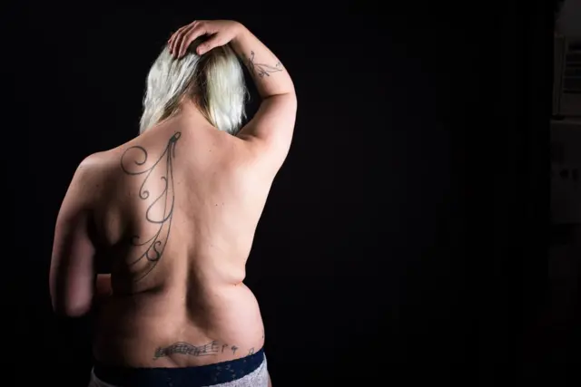 자선 카페 관리자인 로즈는 음악에 대한 사랑에 영감을 받은 문신을 새겼다. 음악은 그의 정체성의 큰 부분이라고 한다