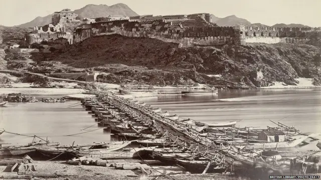 अटकचा किल्ला आणि त्यासमोरचा नावांचा पूल. (1870 साली टिपलेलं दृश्य.)