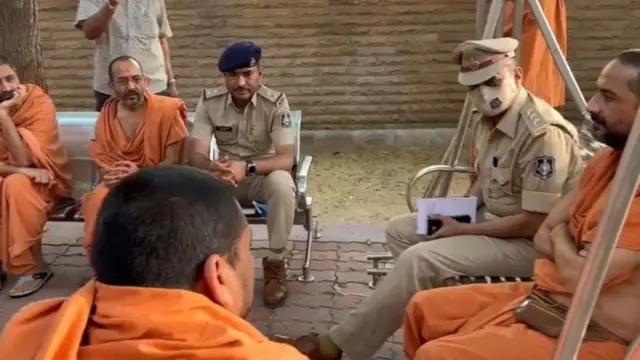 સંતોને મળવા પહોંચેલા ઉચ્ચ પોલીસઅધિકારીઓ