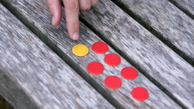 Ilustración de un embrión con células normales y una célula anormal.