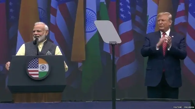 पंतप्रधान मोदी बोलताना ट्रंप बाजूला उभे होते