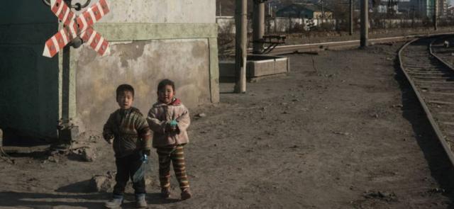 大多数朝鲜儿童接受基础教育，但许多人被迫很小辍学。