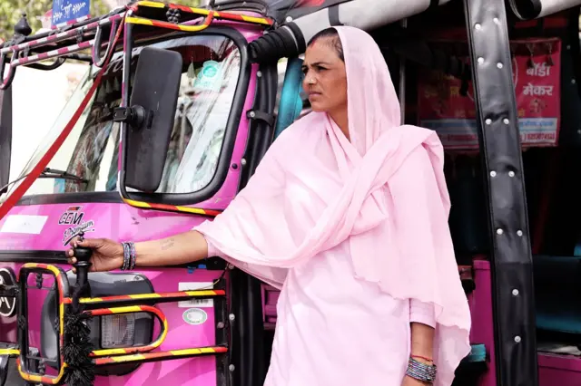 रोहतक की महिला ऑटो ड्राइवर