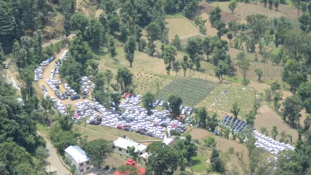 हिमाचल प्रदेश के खेतों में खड़ी हुईं कारें