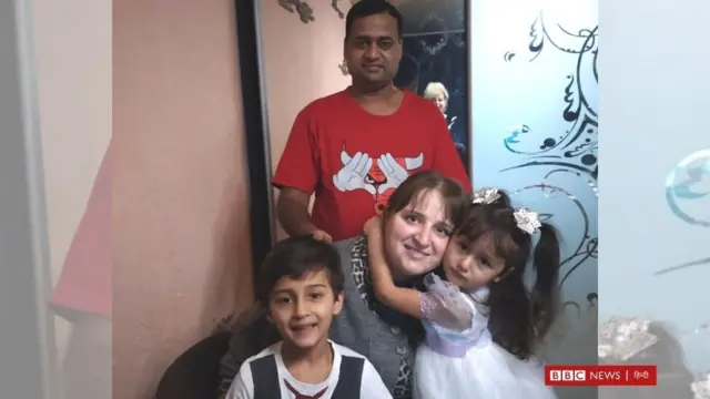 राकेश अपने परिवार के साथ