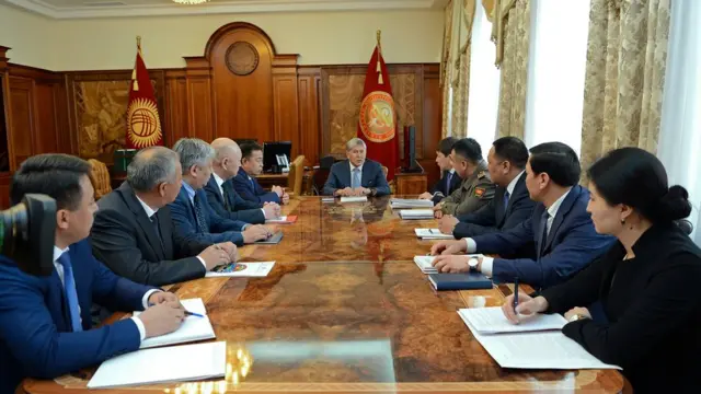 Атамбаев шайлоого карата өлкөдөгү саясий кырдаал боюнча маалымат алды