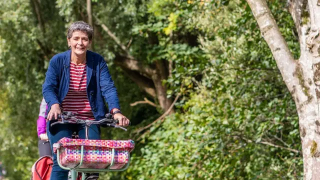 Gwenda Owen pedalando