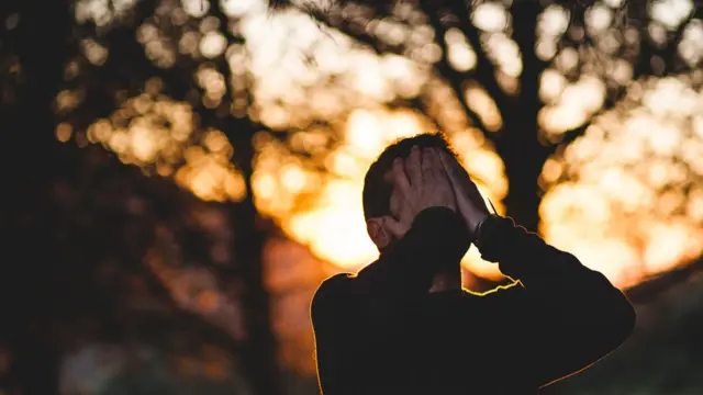 Хлопець на заході сонця