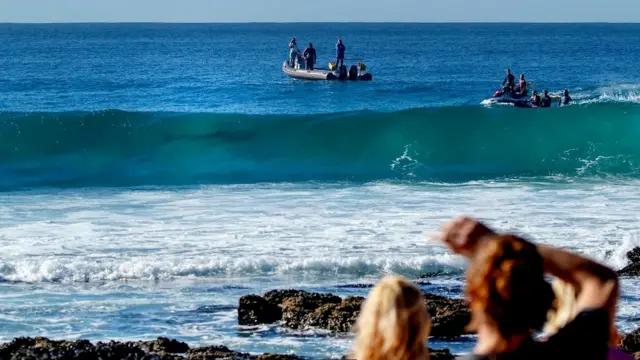 Во многих регионах сейчас действуют акульи патрули, следящие за тем, заплывают ли акулы в те зоны, где много людей в воде и серфингистов - чтобы успеть предупредить о потенциальной опасности