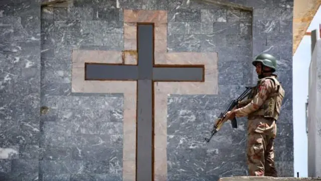 Maafisa wa usalama wameonekana wakishika doria katika makanisa nchini Pakistan baada ya shambulio dhidi ya makanisa Sri Lanka.