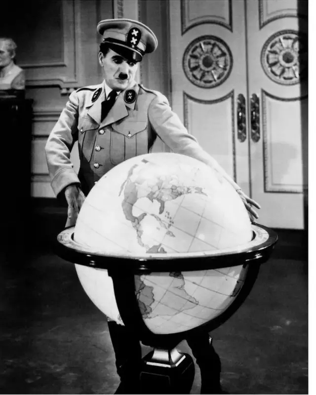 《大独裁者》于1940年上映，因其先知之见而广受赞誉。