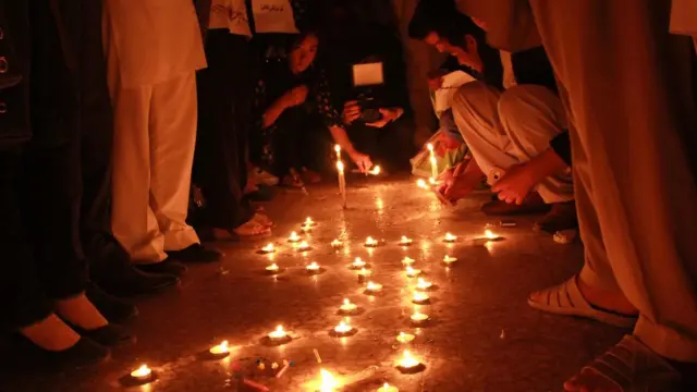 مراسم شمعافروزی برای قربانیان حمله انتحاری دهبوری کابل