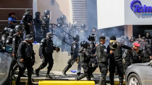 Policías durante una protesta en Managua, Nicaragua.