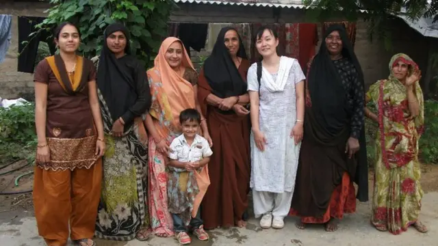 ग्रामीण महिलाओं के साथ काओरी कुरिहारा