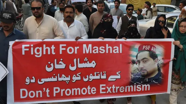 మషల్ ఖాన్ కేసులో న్యాయం చేయాలంటూ ఉద్యమిస్తున్న ప్రజలు