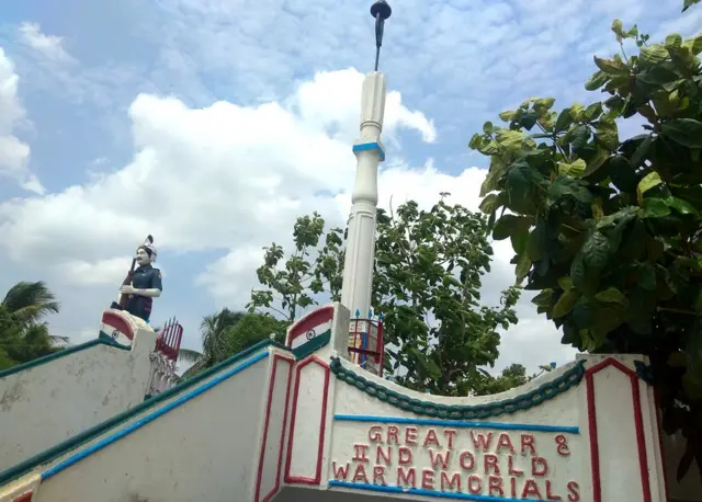 మిలటరీ మాధవరంలో రెండో ప్రపంచయుద్ధ స్మారక చిహ్నం