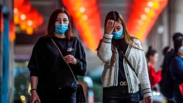 Peatones portando mascarillas en Macao.