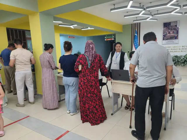 Bir kishi teginish mulatta qizni sikdi