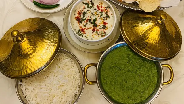 Le nimona du chef Manoj Verma est servi avec du riz et du raita au BrijRama Palace