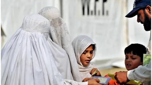 د ځانګړي کارډ له مخې له بې ځایه شویو کسانو سره مرستې کېدې