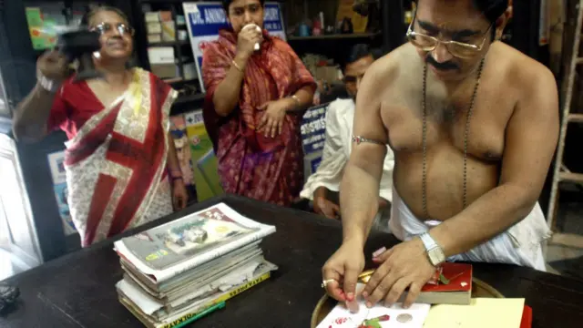 বাংলা নববর্ষে কলকাতার একটি দোকানে হালখাতার অনুষ্ঠান