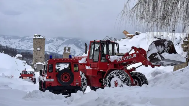 Спасательные работы идут постоянно