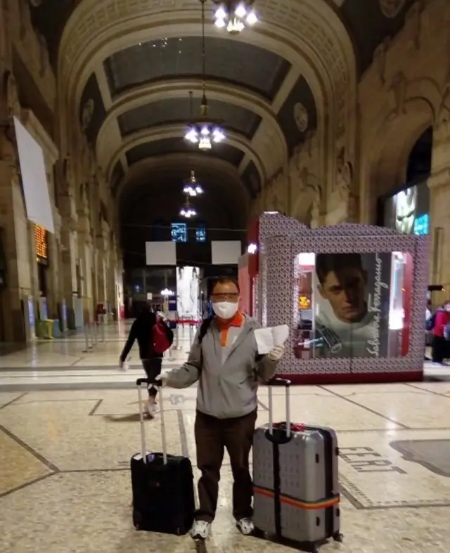Nhà văn Trương Văn Dân tại ga Milan