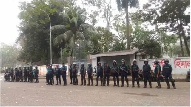 ছাত্র বিক্ষোভের মুখে ঢাকা বিশ্ববিদ্যালয় ক্যাম্পাসে বিপুল পুলিশ মোতায়েন করা হয়েছে